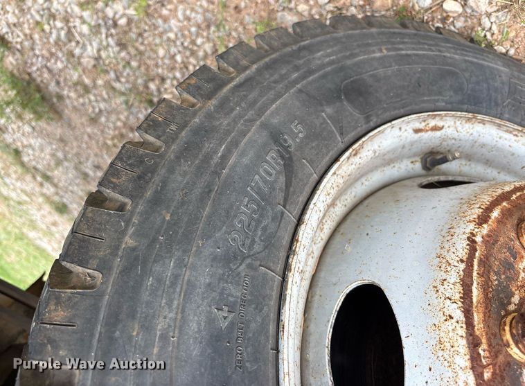 image for item DM1900 1999 Ford F550 Super Duty XL flatbed truck