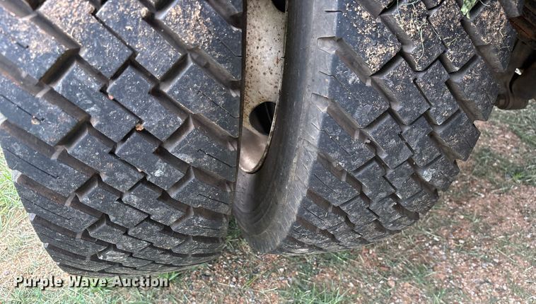 image for item DM1900 1999 Ford F550 Super Duty XL flatbed truck