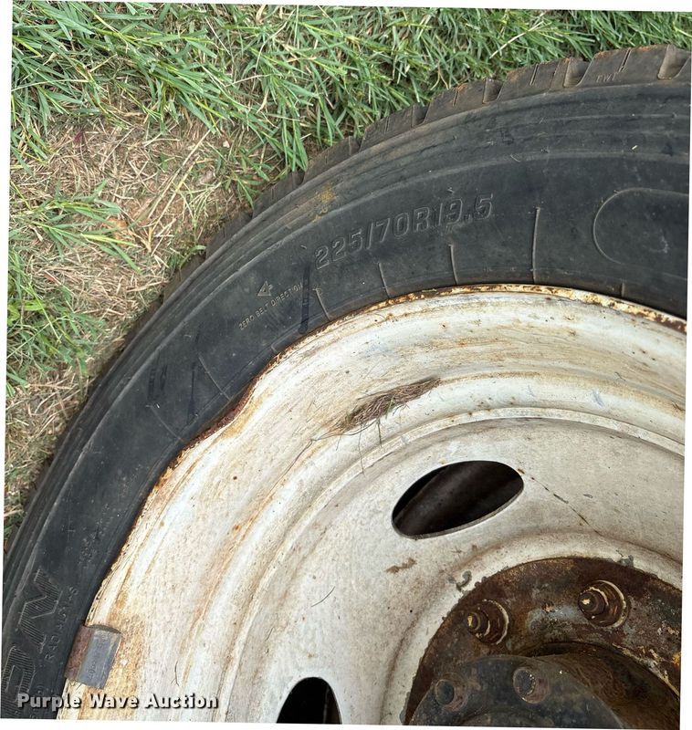 image for item DM1900 1999 Ford F550 Super Duty XL flatbed truck