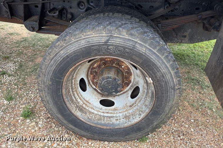 image for item DM1900 1999 Ford F550 Super Duty XL flatbed truck