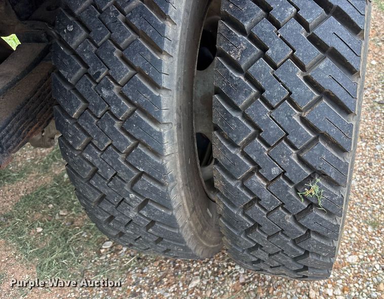 image for item DM1900 1999 Ford F550 Super Duty XL flatbed truck