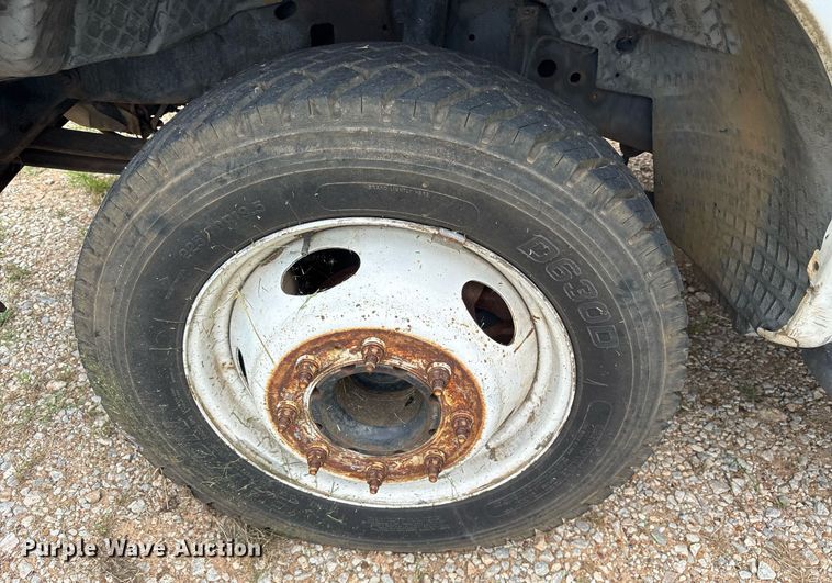 image for item DM1900 1999 Ford F550 Super Duty XL flatbed truck