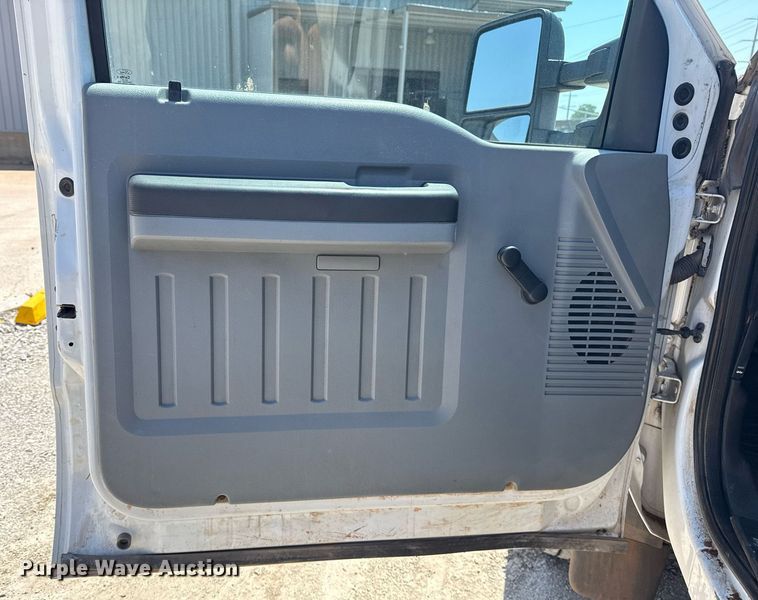 image for item DM5737 2015 Ford F550 Super Duty truck cab and chassis