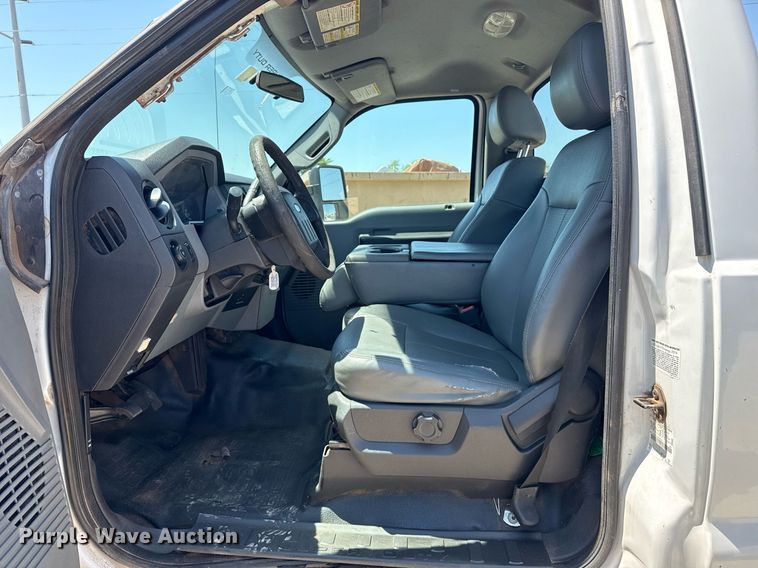 image for item DM5737 2015 Ford F550 Super Duty truck cab and chassis