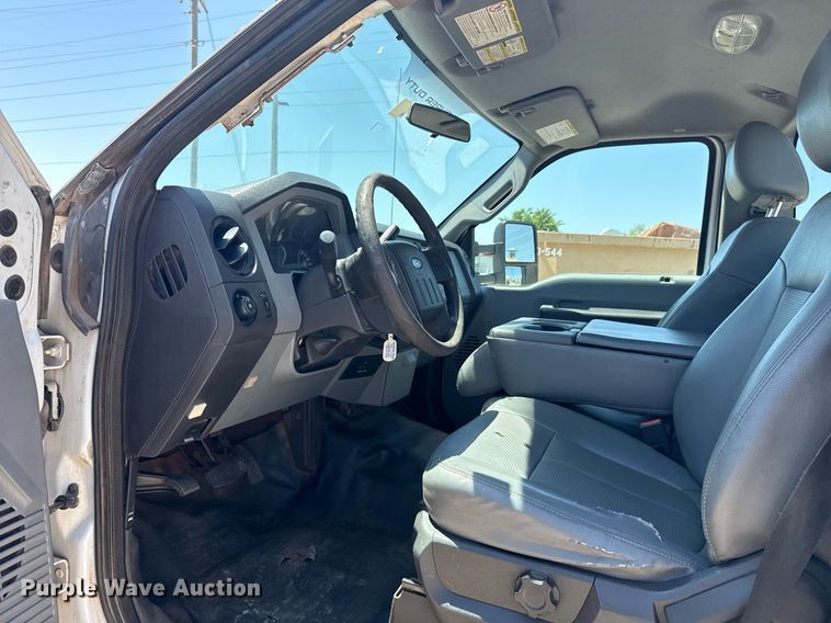 image for item DM5737 2015 Ford F550 Super Duty truck cab and chassis