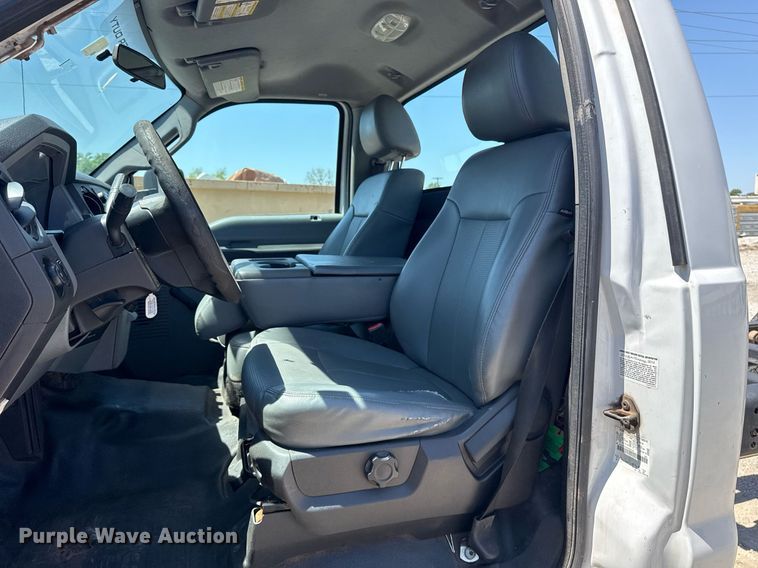 image for item DM5737 2015 Ford F550 Super Duty truck cab and chassis