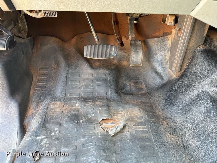 image for item DM5737 2015 Ford F550 Super Duty truck cab and chassis