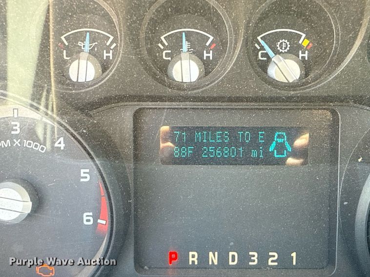 image for item DM5737 2015 Ford F550 Super Duty truck cab and chassis