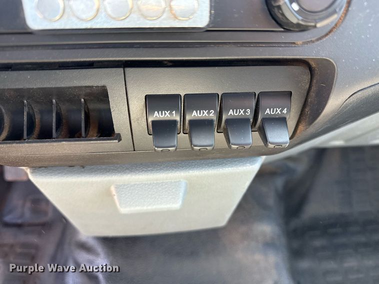 image for item DM5737 2015 Ford F550 Super Duty truck cab and chassis