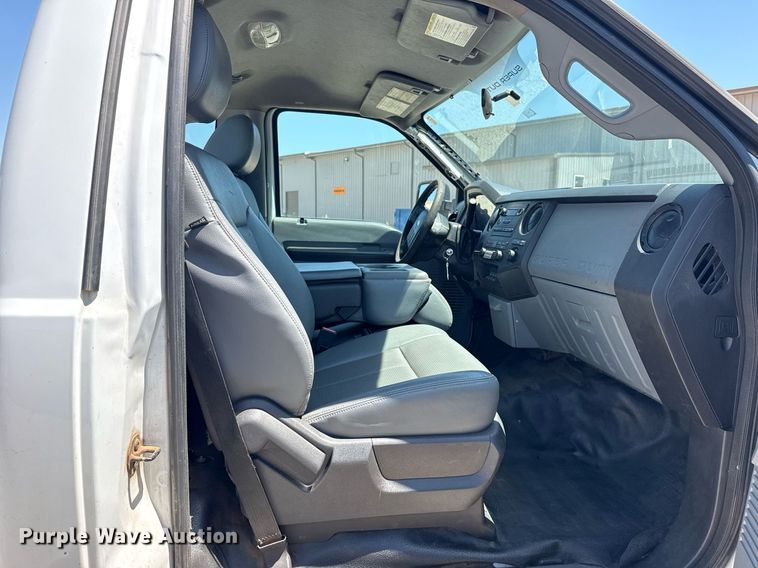 image for item DM5737 2015 Ford F550 Super Duty truck cab and chassis