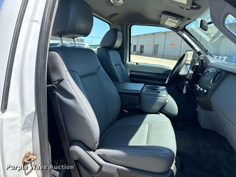 image for item DM5737 2015 Ford F550 Super Duty truck cab and chassis