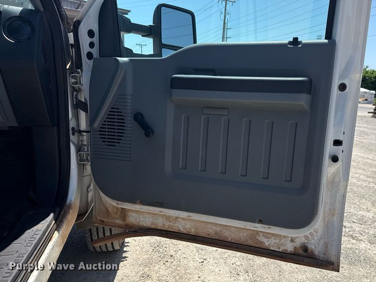 image for item DM5737 2015 Ford F550 Super Duty truck cab and chassis