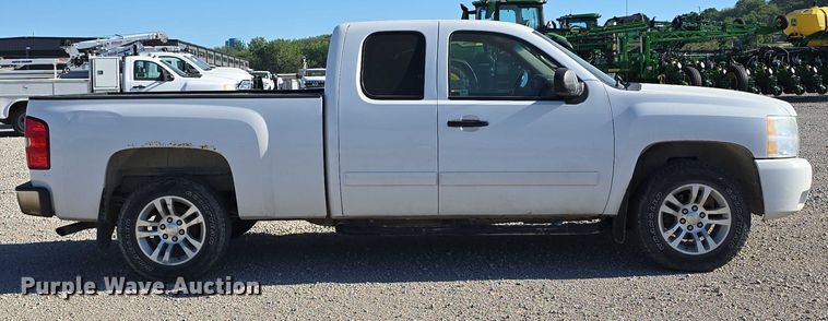image for item DT6868 2011 Chevrolet Silverado 1500 Ext. Cab pickup truck
