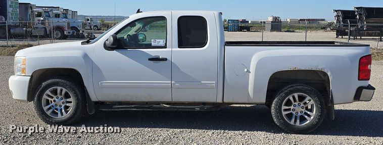 image for item DT6868 2011 Chevrolet Silverado 1500 Ext. Cab pickup truck
