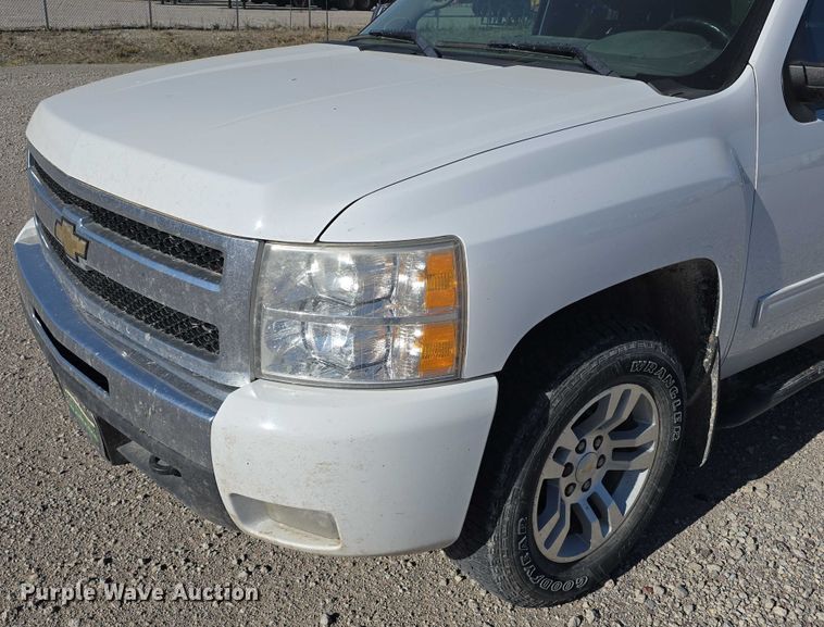 image for item DT6868 2011 Chevrolet Silverado 1500 Ext. Cab pickup truck