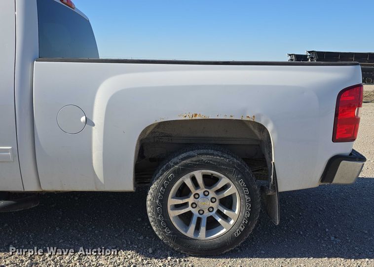 image for item DT6868 2011 Chevrolet Silverado 1500 Ext. Cab pickup truck