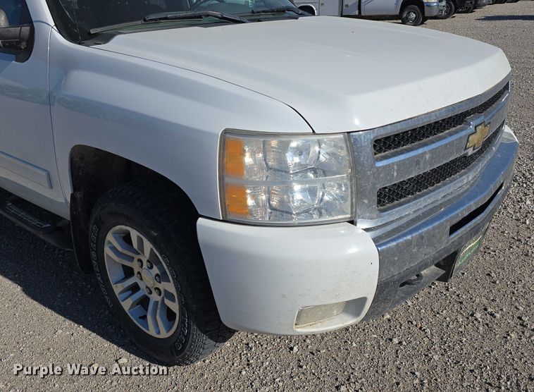 image for item DT6868 2011 Chevrolet Silverado 1500 Ext. Cab pickup truck