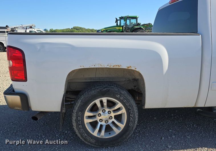 image for item DT6868 2011 Chevrolet Silverado 1500 Ext. Cab pickup truck