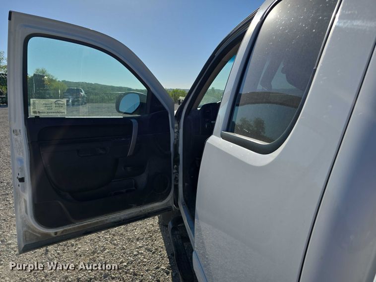 image for item DT6868 2011 Chevrolet Silverado 1500 Ext. Cab pickup truck