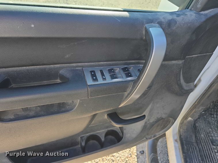 image for item DT6868 2011 Chevrolet Silverado 1500 Ext. Cab pickup truck