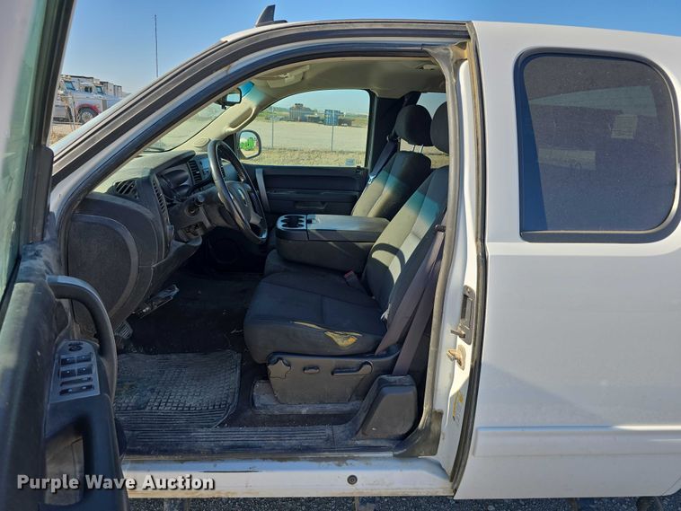 image for item DT6868 2011 Chevrolet Silverado 1500 Ext. Cab pickup truck