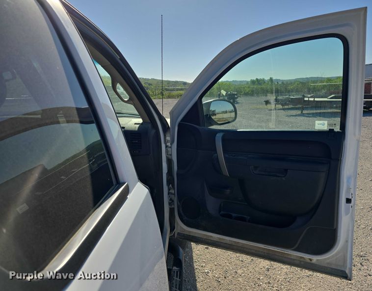 image for item DT6868 2011 Chevrolet Silverado 1500 Ext. Cab pickup truck