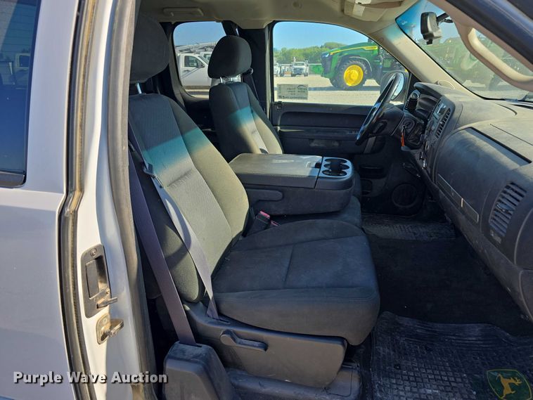 image for item DT6868 2011 Chevrolet Silverado 1500 Ext. Cab pickup truck