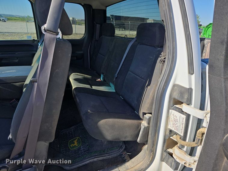 image for item DT6868 2011 Chevrolet Silverado 1500 Ext. Cab pickup truck