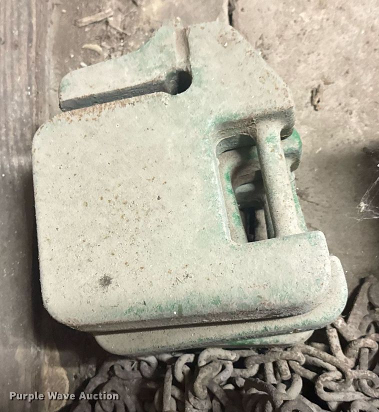 image for item DU9047 1987 John Deere 420 lawn mower