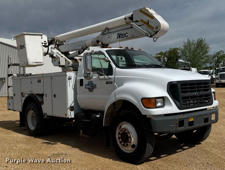 image for item DV2650 2000 Ford F650 Super Duty bucket truck