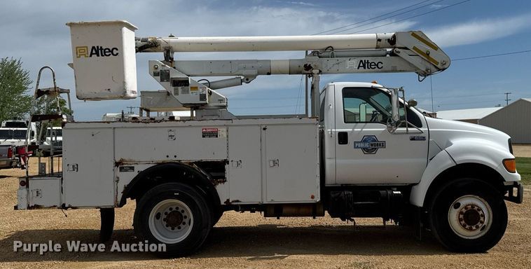 image for item DV2650 2000 Ford F650 Super Duty bucket truck
