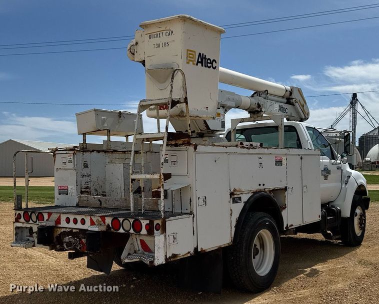 image for item DV2650 2000 Ford F650 Super Duty bucket truck
