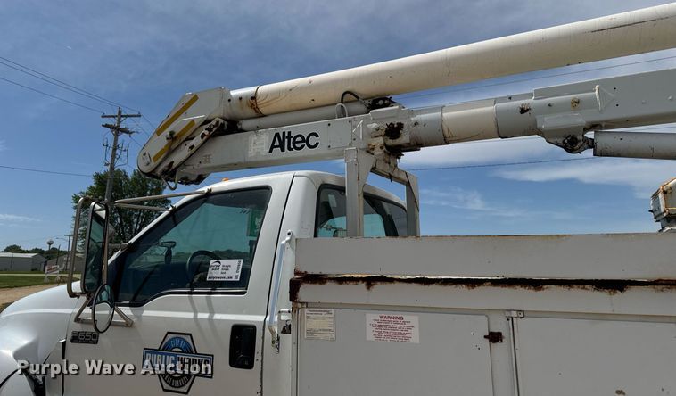 image for item DV2650 2000 Ford F650 Super Duty bucket truck