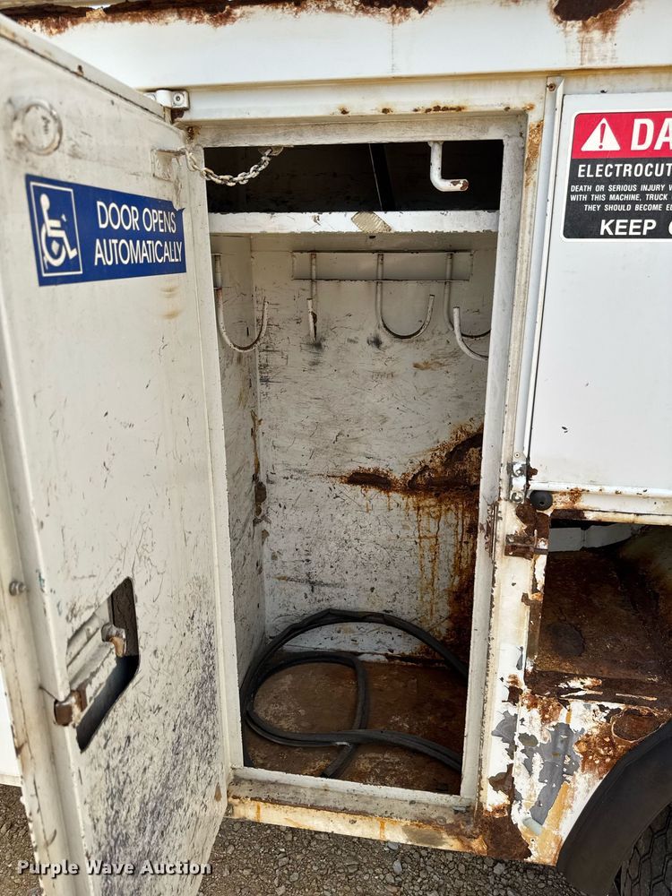 image for item DV2650 2000 Ford F650 Super Duty bucket truck