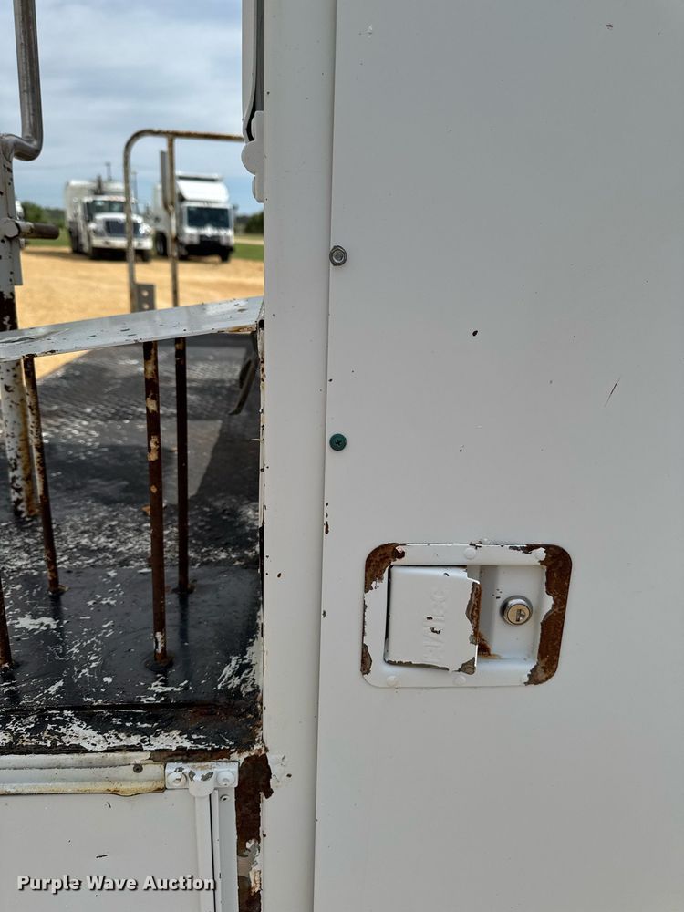 image for item DV2650 2000 Ford F650 Super Duty bucket truck