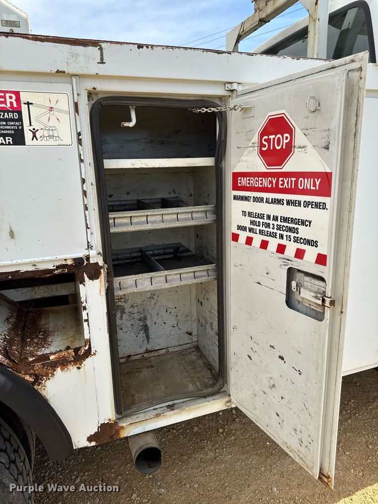 image for item DV2650 2000 Ford F650 Super Duty bucket truck