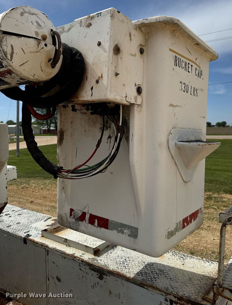 image for item DV2650 2000 Ford F650 Super Duty bucket truck