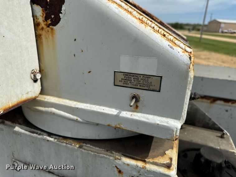 image for item DV2650 2000 Ford F650 Super Duty bucket truck