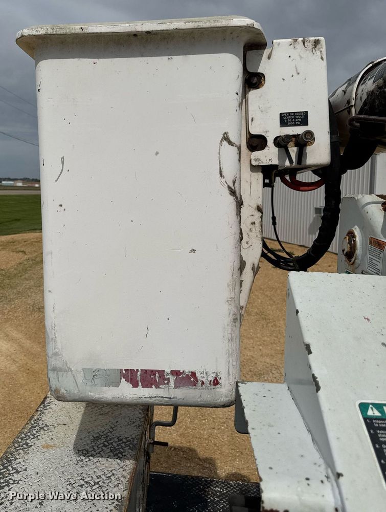 image for item DV2650 2000 Ford F650 Super Duty bucket truck