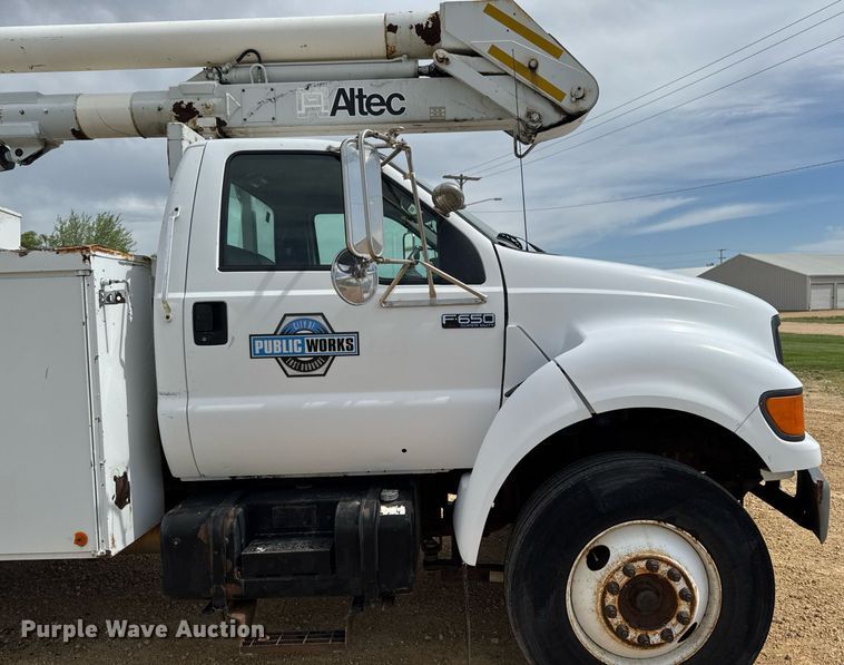 image for item DV2650 2000 Ford F650 Super Duty bucket truck