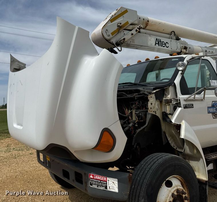 image for item DV2650 2000 Ford F650 Super Duty bucket truck