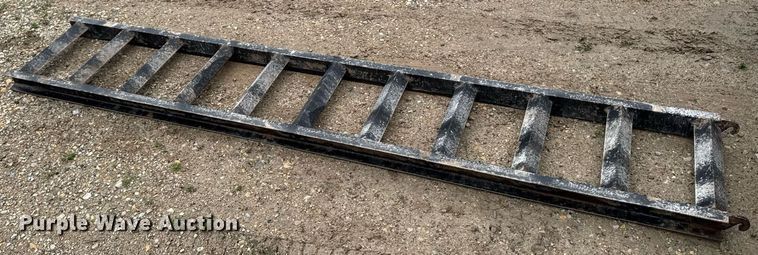 image for item DV2662 2021 Lamar F8022427 equipment trailer