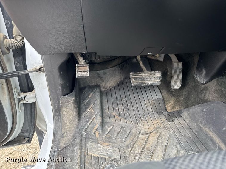 image for item DV2665 2017 Chevrolet Silverado LT Crew Cab pickup truck