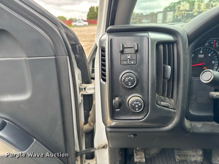 image for item DV2665 2017 Chevrolet Silverado LT Crew Cab pickup truck