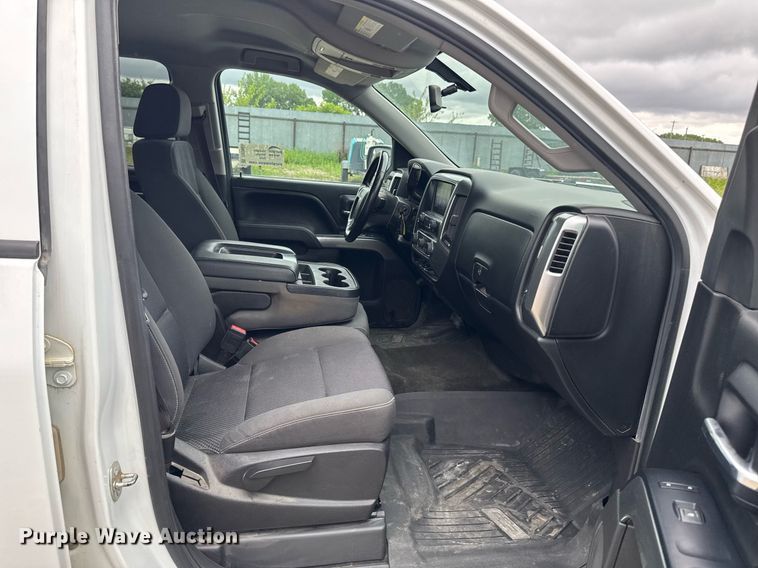 image for item DV2665 2017 Chevrolet Silverado LT Crew Cab pickup truck