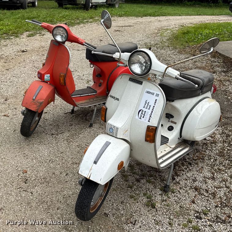 image for item DV4081 (2) vespa scooters