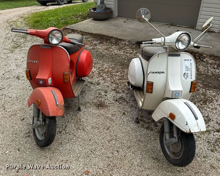 image for item DV4081 (2) vespa scooters