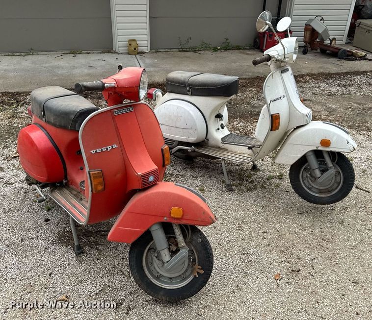 image for item DV4081 (2) vespa scooters