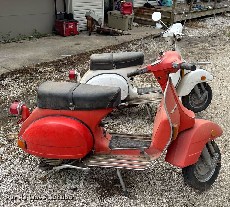 image for item DV4081 (2) vespa scooters