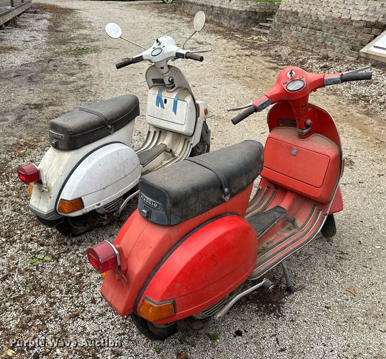 image for item DV4081 (2) vespa scooters